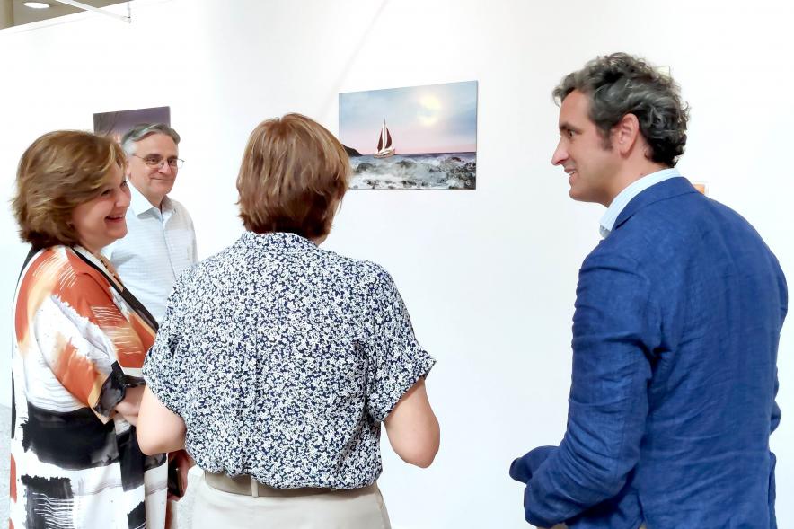 Inauguración Exposición de Marisa Gayoso - Imagen del alcalde Aitor Retolaza junto con la concejala de cultura Rosario Tamayo charlando con la pintora.
