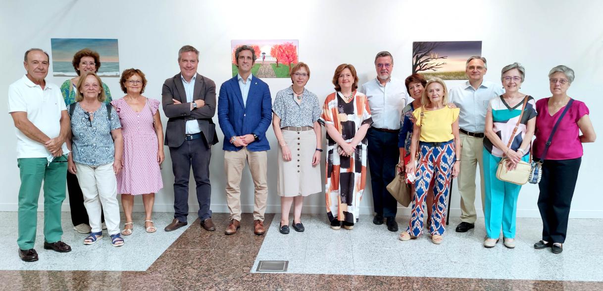 Inauguración Exposición de Marisa Gayoso - Imagen de la pintora Marisa Gayoso posando con varias personalidades asistentes a la inauguración.