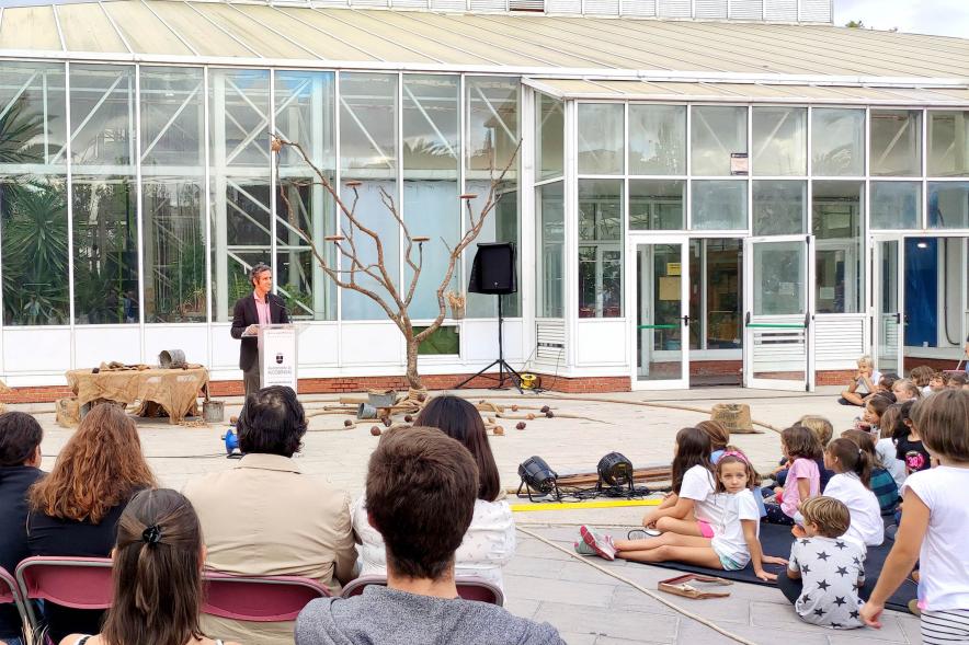 Festival MADN de Circo - Imagen lejana del alcalde Aitor Retolaza dirigiéndose a los asistentes.