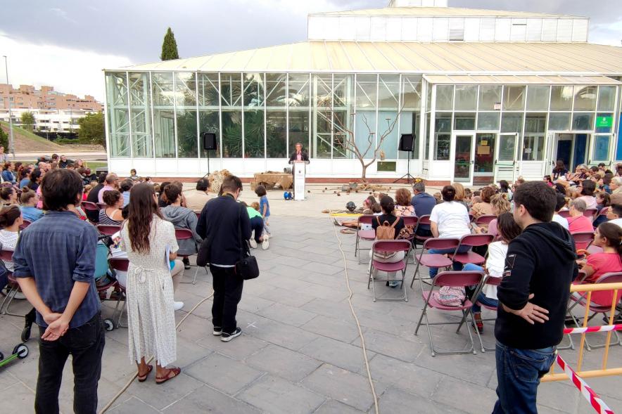 Festival MADN de Circo - Imagen lejana del alcalde Aitor Retolaza dirigiéndose a los asistentes.