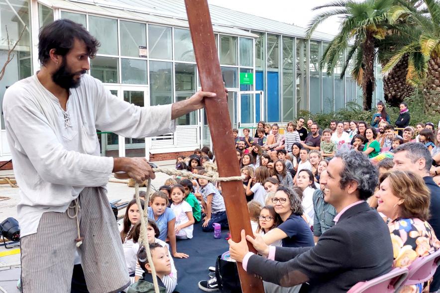 Festival MADN de Circo - Imagen del alcalde Aitor Retolaza interactuando con uno de los artistas que participan en un espectáculo.