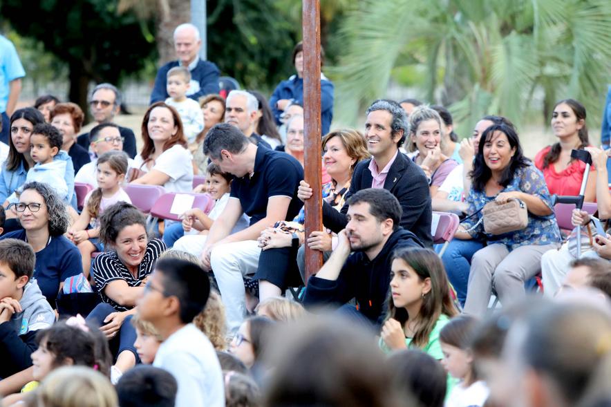 Festival MADN de Circo - Imagen de las autoridades asistentes sentadas entre el público siguiendo el espectáculo.
