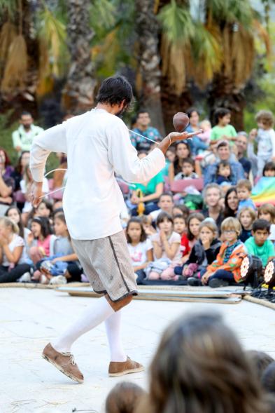  Festival MADN de Circo -  Imagen de un momento un espectáculo de la compañía mallorquina D’es Tro, que abrirá con POI que contara con el campeón del mundo de lanzamiento de peonzas. 