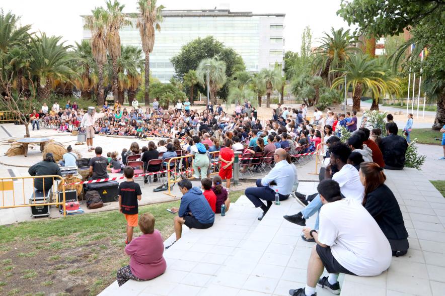 Festival MADN de Circo -  Imagen panorámica del público asistente en el centro municipal El Invernadero.
