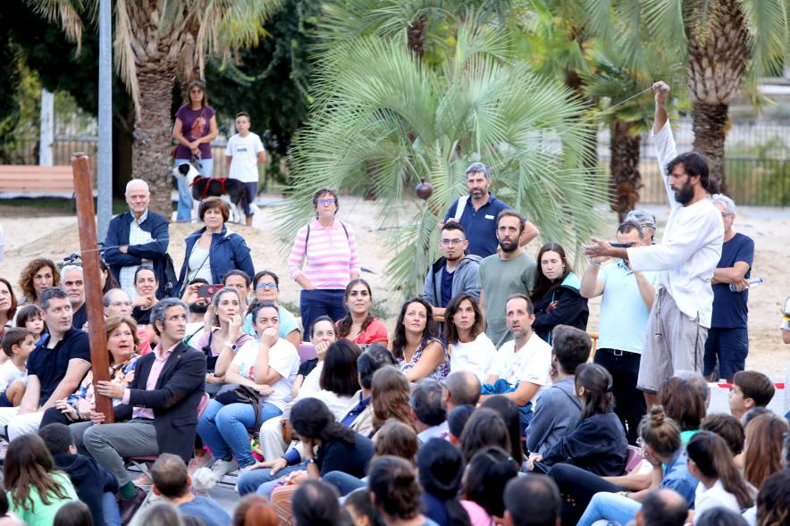 Festival MADN de Circo - Imagen de uno de los actores actuando entre el público.