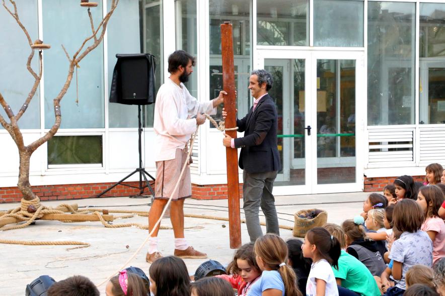   Festival MADN de Circo -   Imagen del alcalde Aitor Retolaza interactuando con uno de los artistas que participan en un espectáculo.