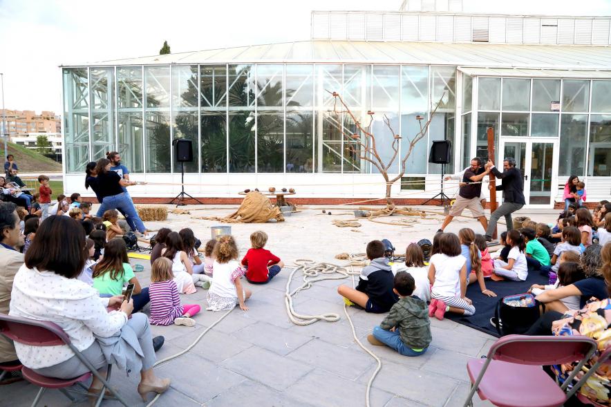  Festival MADN de Circo -  Imagen del alcalde Aitor Retolaza interactuando con uno de los artistas que participan en un espectáculo.