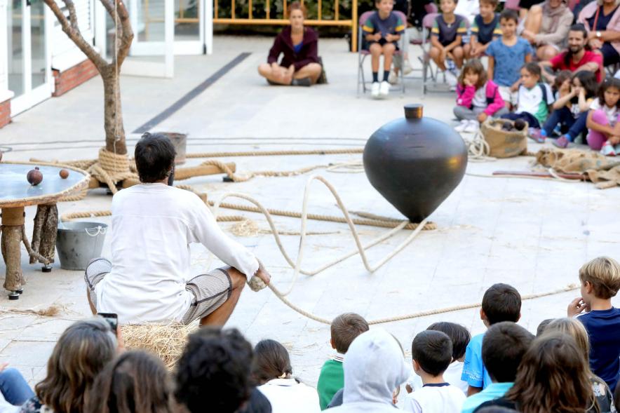 Festival MADN de Circo - Imagen de una peonza gigante rodando en el escenario.