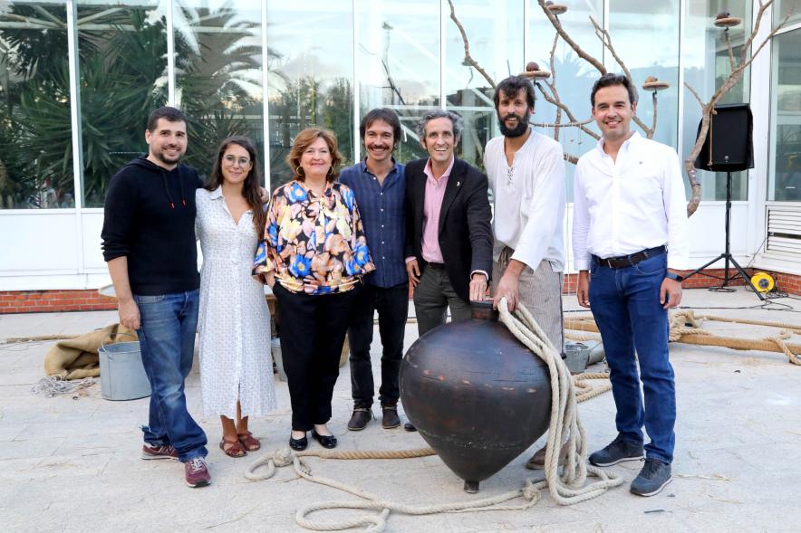  Festival MADN de Circo - Imagen de las autoridades posando con los componentes de la compañía mallorquina D’es Tro.