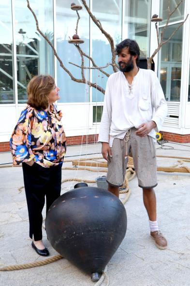  Festival MADN de Circo - Imagen de la concejala de cultura Rosario Tamayo posando con el actor de la obra POI junto a la peonza gigante.