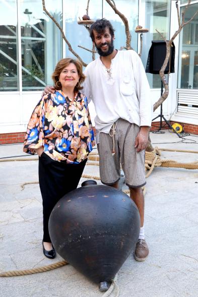    Festival MADN de Circo - Imagen de la concejala de cultura Rosario Tamayo posando con el actor de la obra POI junto a la peonza gigante.