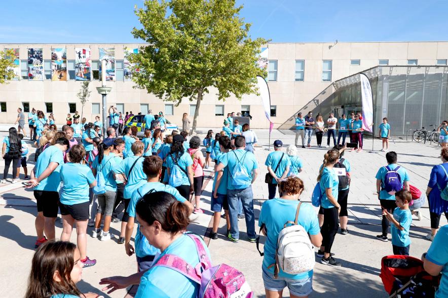  II Caminata por el Autismo - Imagen panorámica de los participantes en la marcha antes de la salida.  
