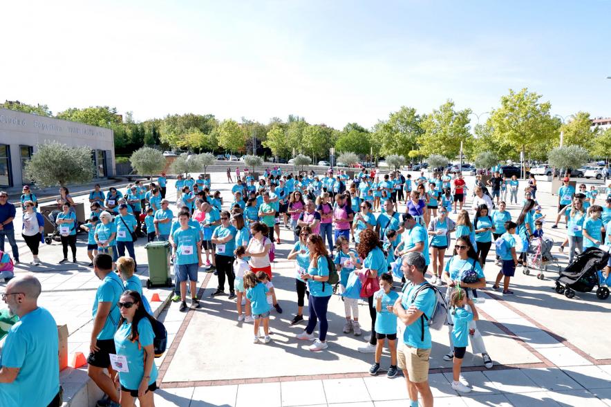 II Caminata por el Autismo - Imagen panorámica de los participantes en la marcha antes de la salida.   