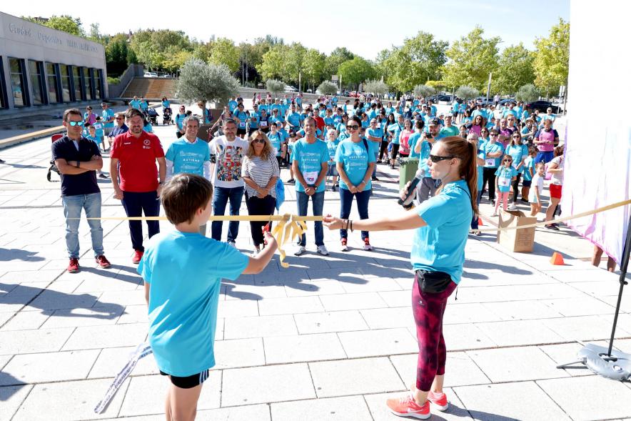   II Caminata por el Autismo - Imagen del alcalde Aitor Retolaza y otras autoridades en el momento que un niño corta la cinta de salida.  