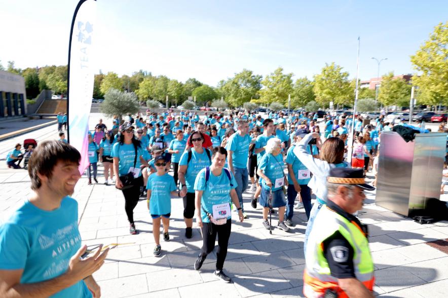  II Caminata por el Autismo - Imagen del momento en que los participantes comienzan la marcha.