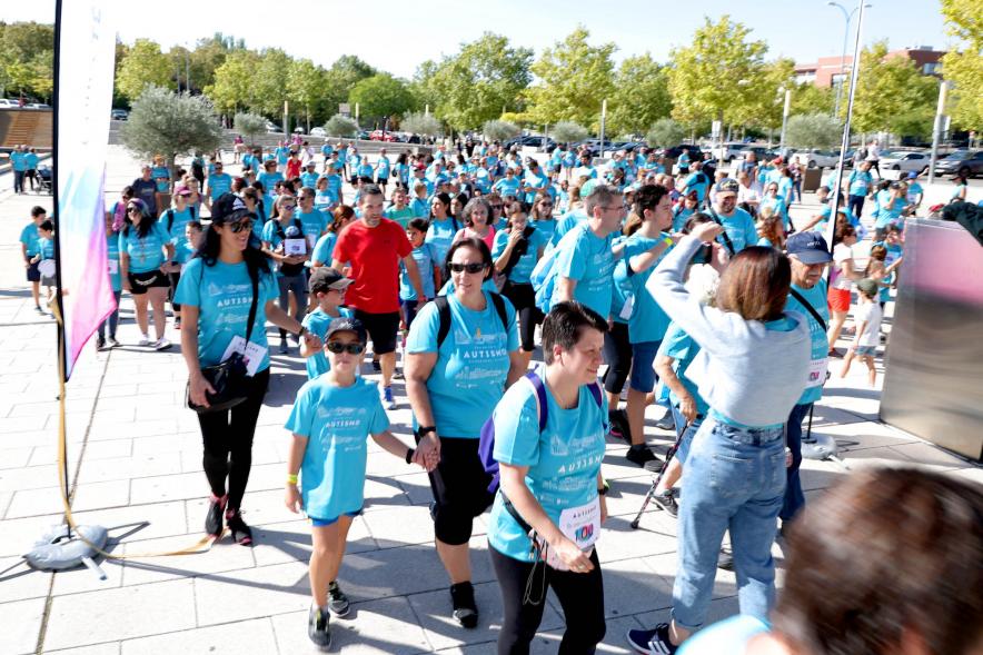  II Caminata por el Autismo - Imagen del momento en que los participantes comienzan la marcha.