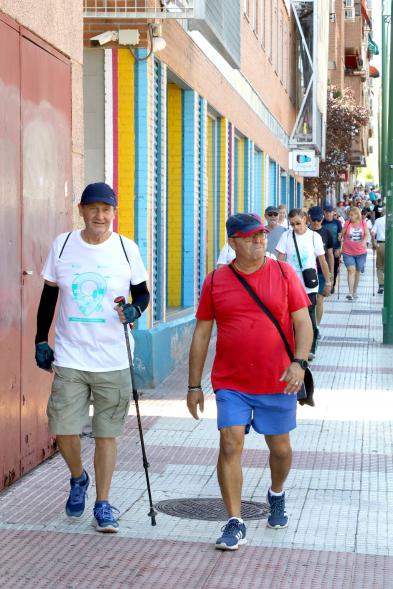 Marcha de Mayores 2022 - Primer plano de dos participantes de la marcha.