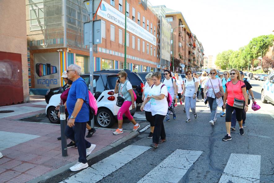 Marcha de Mayores 2022 - Imagen de los  participantes durante el recorrido.