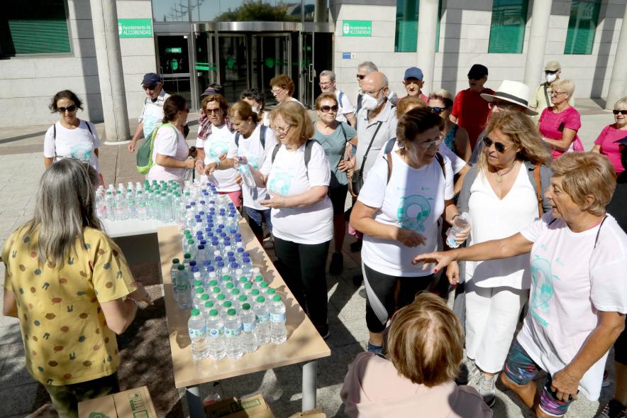 Marcha de Mayores 2022 - Primer plano de la mesa de abastecimiento de agua.