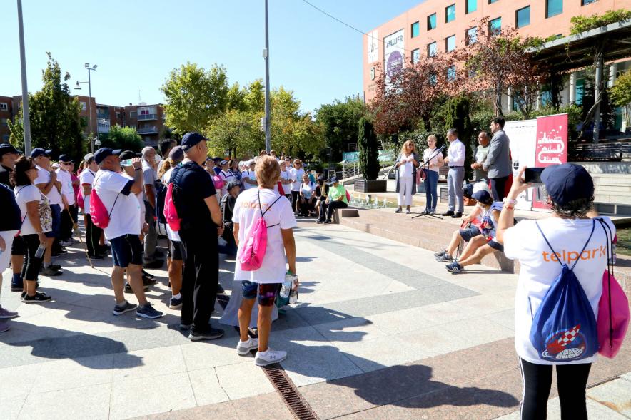 Marcha de Mayores 2022 - imagen lateral de los participantes escuchando al vicealcalde Sánchez Acera.