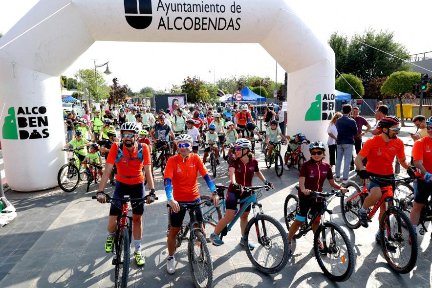 Fiesta de la Movilidad en el Bulevar Salvador Allende - Grupo numeroso de participantes en bicicleta.