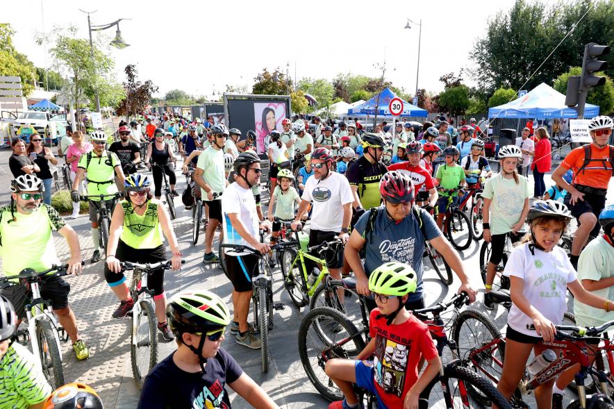 Fiesta de la Movilidad en el Bulevar Salvador Allende - Grupo numeroso de participantes en bicicleta esperando la salida.