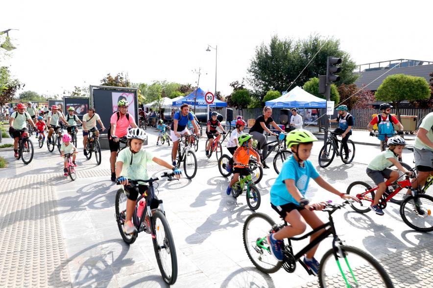 Fiesta de la Movilidad en el Bulevar Salvador Allende - Grupo numeroso de participantes en bicicleta.