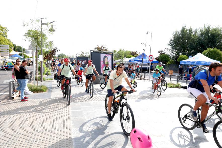 Fiesta de la Movilidad en el Bulevar Salvador Allende - Grupo numeroso de participantes en bicicleta.