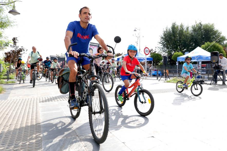 Fiesta de la Movilidad en el Bulevar Salvador Allende - Primer plano de dos participantes con sus bicicletas.