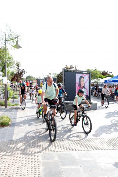 Fiesta de la Movilidad en el Bulevar Salvador Allende - Primer plano de dos participantes con sus bicicletas.