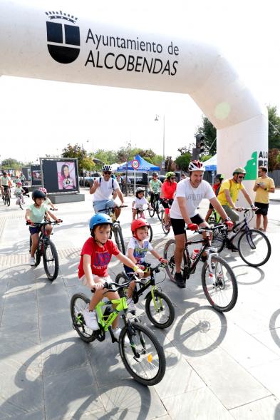 Fiesta de la Movilidad en el Bulevar Salvador Allende -  Grupo de participantes con sus niños esperando la salida.