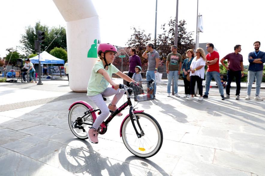 Fiesta de la Movilidad en el Bulevar Salvador Allende - Primer plano de una niña con su bicicleta.
