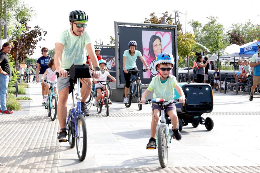 Fiesta de la Movilidad en el Bulevar Salvador Allende -  Grupo de participantes con sus hijos.