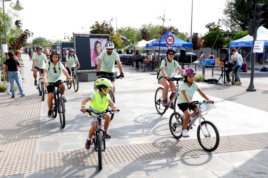 Fiesta de la Movilidad en el Bulevar Salvador Allende -  Grupo de participantes con sus niños.