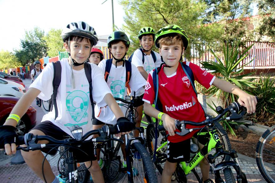 Semana de la Movilidad - Recorrido Escolar - Posado de todos los niños participantes.