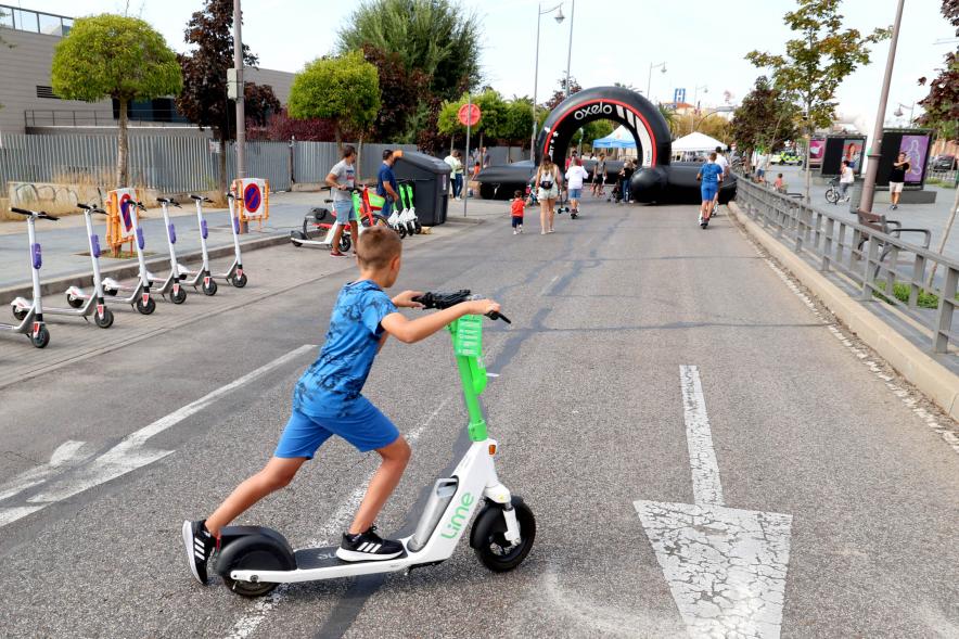 Fiesta de la Movilidad en el Bulevar Salvador Allende - Primer plano de un niño con su patinete.