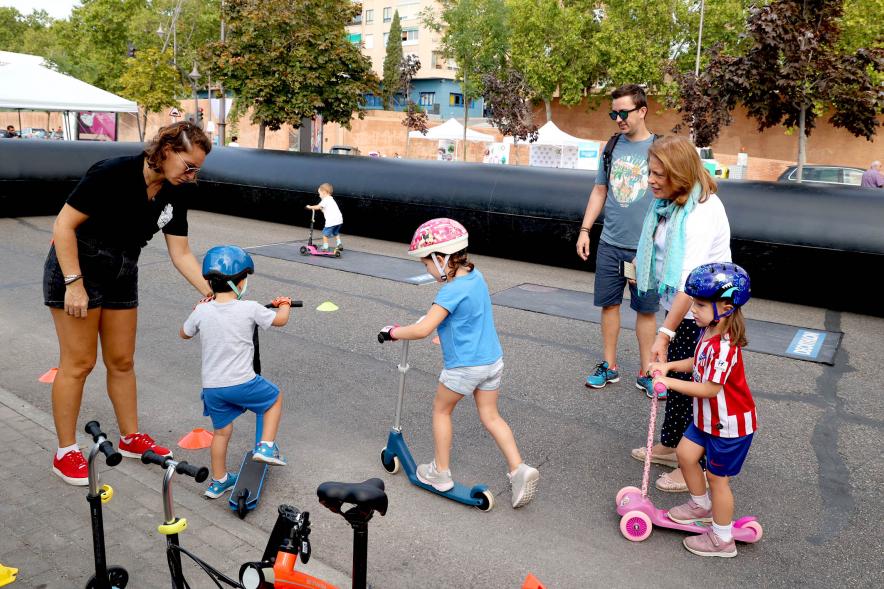 Fiesta de la Movilidad en el Bulevar Salvador Allende - Primer plano de varios niños jugando.