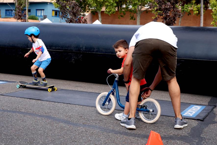 Fiesta de la Movilidad en el Bulevar Salvador Allende - Primer plano de unos niños con sus padres.