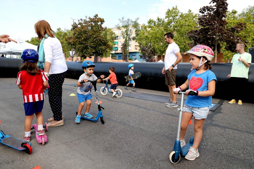 Fiesta de la Movilidad en el Bulevar Salvador Allende -  Grupo de participantes con sus niños.