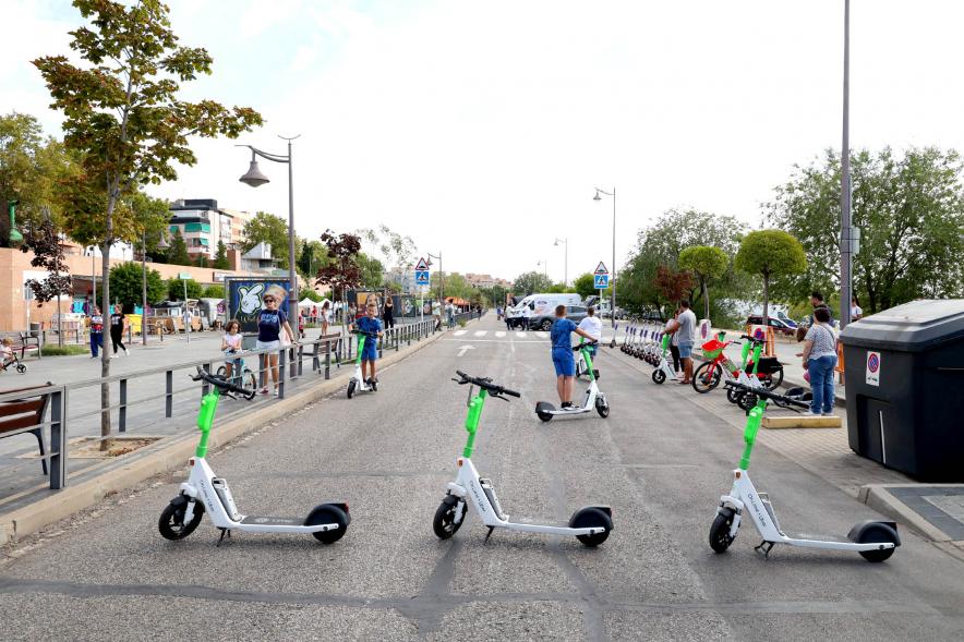 Fiesta de la Movilidad en el Bulevar Salvador Allende - Primer plano de los patinetes municipales.