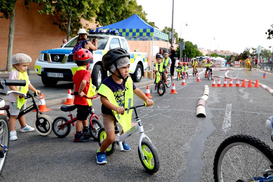 Fiesta de la Movilidad en el Bulevar Salvador Allende - Grupos de niños con sus bicicletas en el circuito infantil.