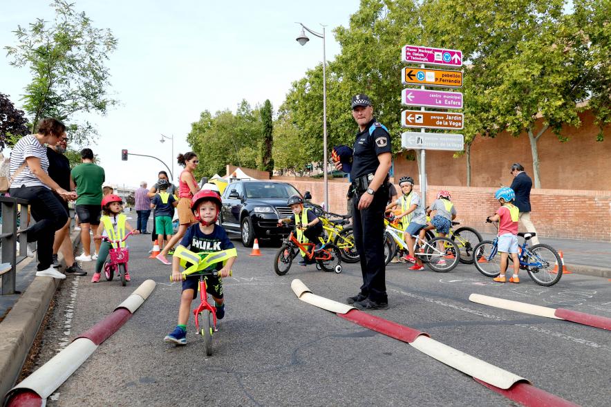 Fiesta de la Movilidad en el Bulevar Salvador Allende - Grupos de niños con sus bicicletas en el circuito infantil.