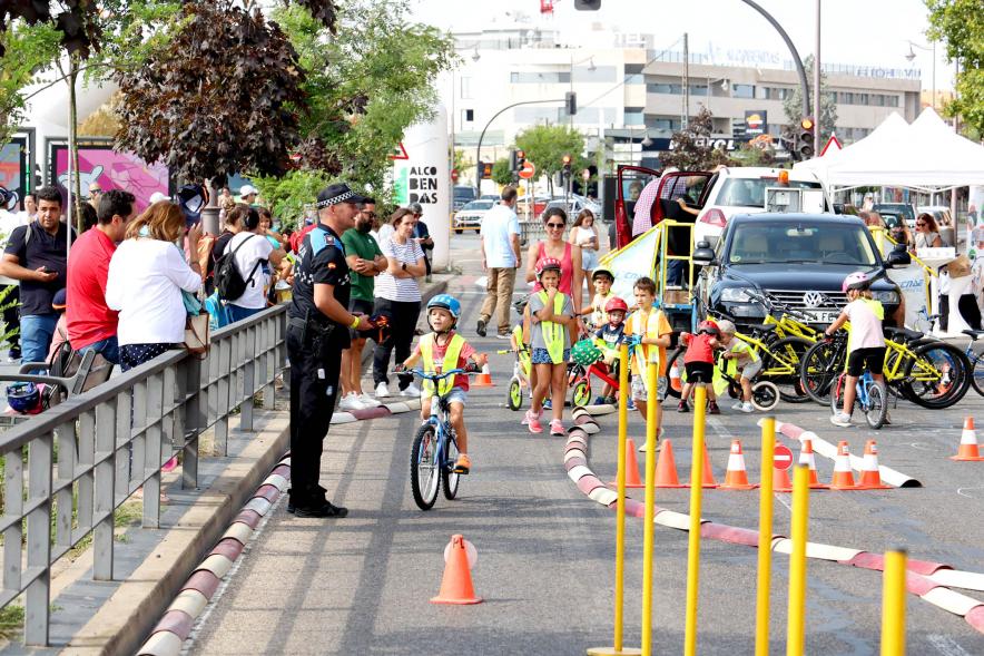 Fiesta de la Movilidad en el Bulevar Salvador Allende - Grupos de niños con sus bicicletas en el circuito infantil.
