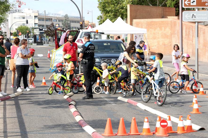 Fiesta de la Movilidad en el Bulevar Salvador Allende - Plano general del circuito infantil con el público.