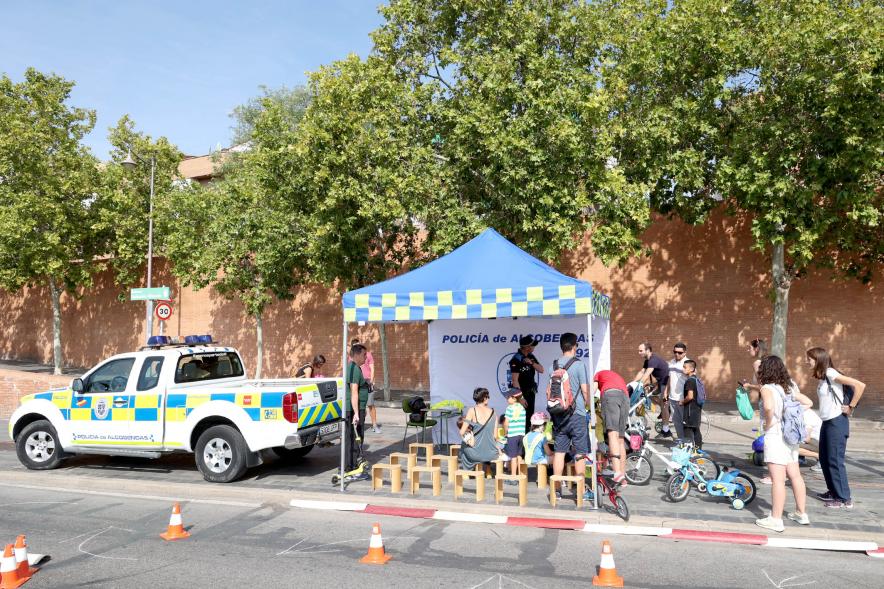 Fiesta de la Movilidad en el Bulevar Salvador Allende - Plano de la carpa de la  Policía Municipal y los agentes.