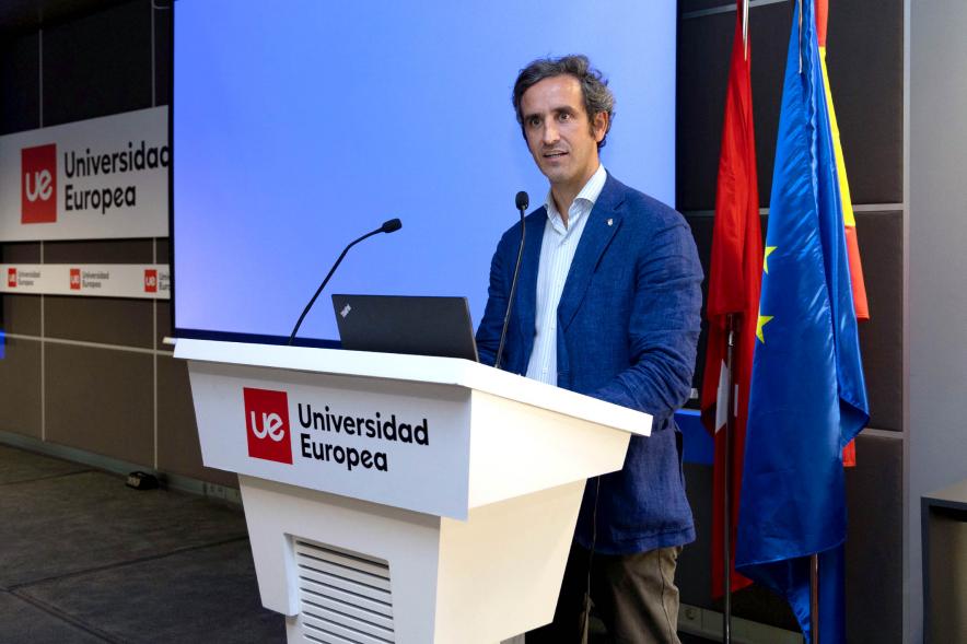Detalle plano medio de Alcalde Aitor Rezolaza en el podium durante el discurso