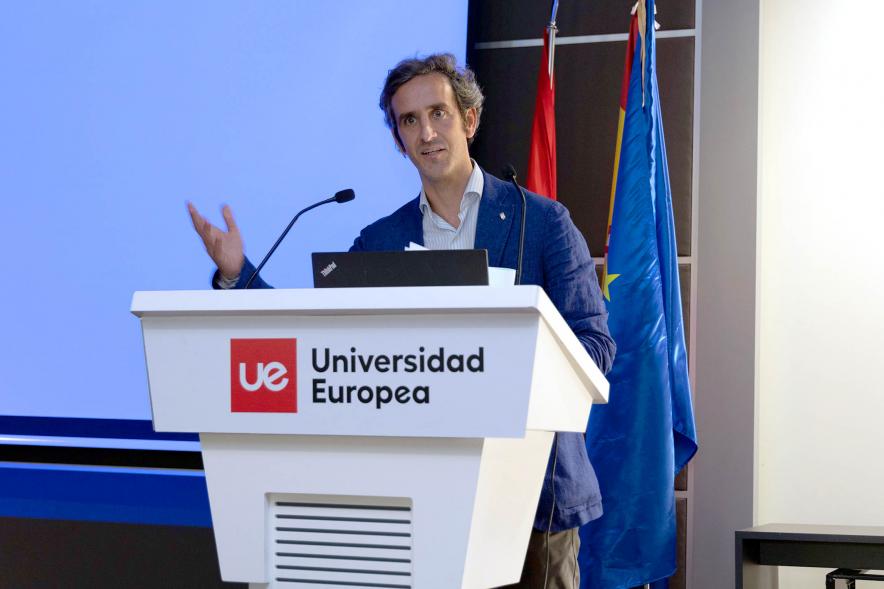 Plano medio Alcalde Aitor Retolaza durante discurso de presentación