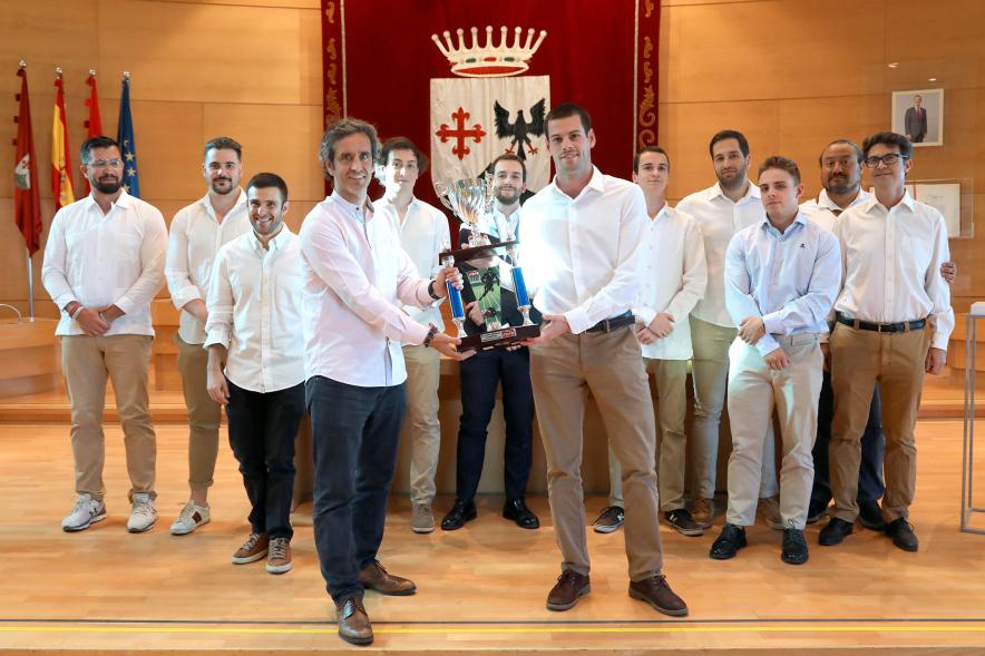 Recepción Royal Oaks Cavaliers -El alcalde Aitor Retolaza entrega una placa al equipo.