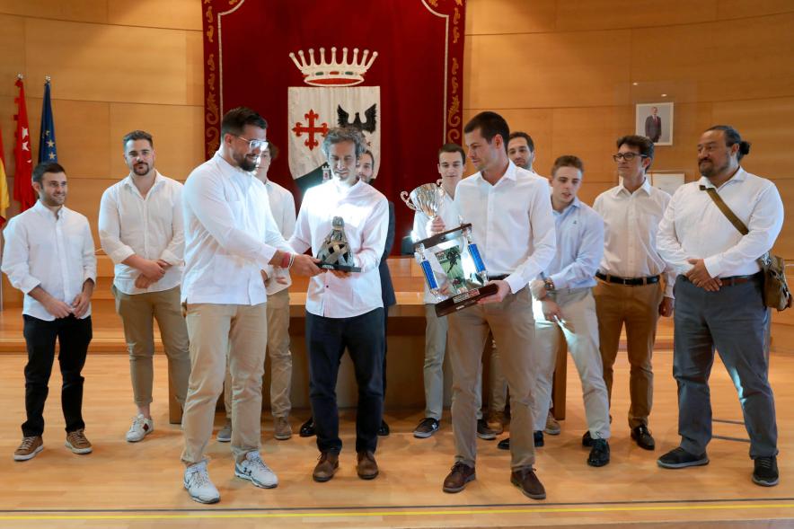Recepción Royal Oaks Cavaliers -El alcalde Aitor Retolaza entrega una placa al equipo.