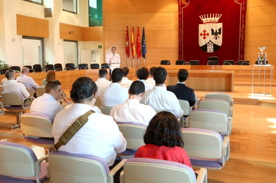 Recepción Royal Oaks Cavaliers - Plano general del Salón de Plenos con el equipo al completo.